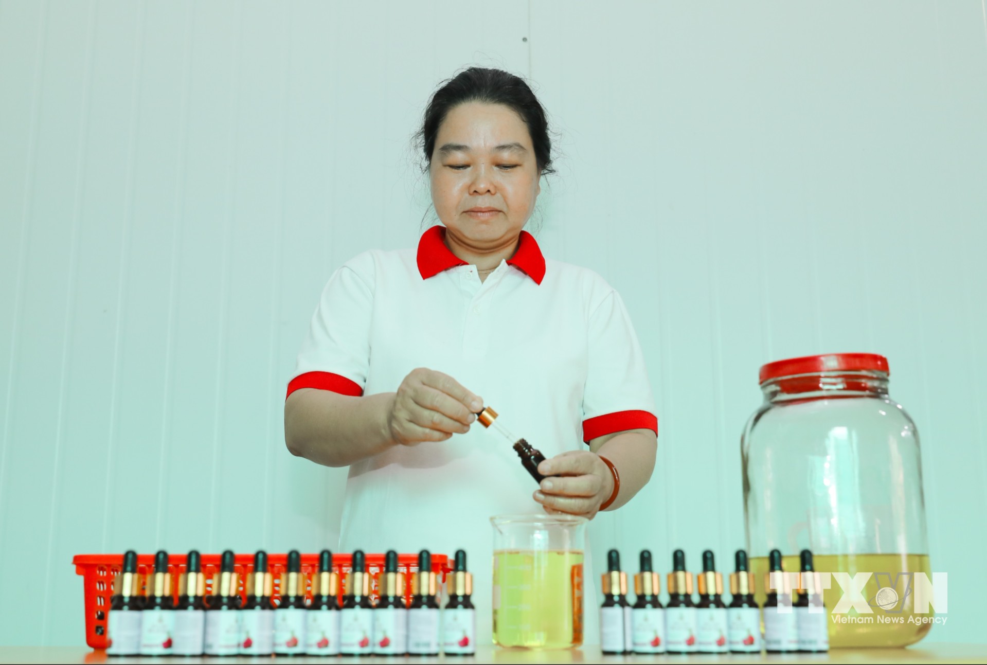 Phế phẩm Thanh Long được chế biến thành các sản phẩm chất lượng cao, thân thiện với môi trường như son môi, dầu dưỡng, rượu vang... (Ảnh: Phan Phương/TTXVN)